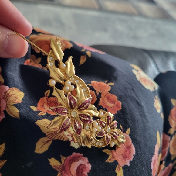 4/$20 🌟Lot of vintage brooch and heart scarf clip. - Picture 4 of 7